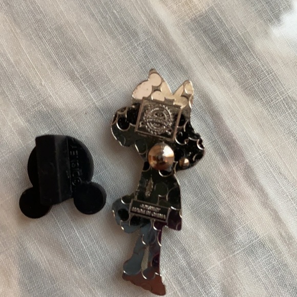 Authentic Disney Minnie mouse pin - Picture 3 of 3